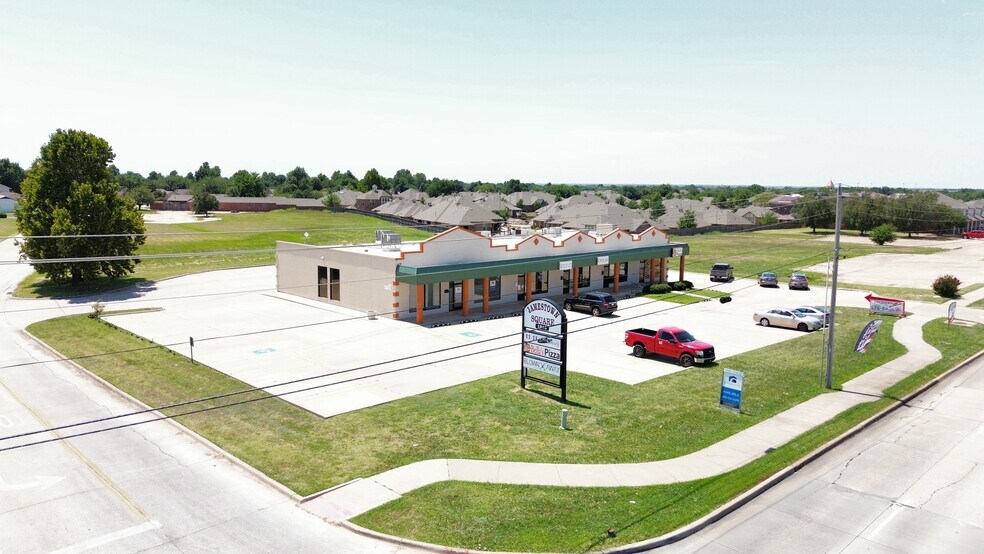 More Photos Of 1200-1210 NW 12th St, Moore Storefront For Sale