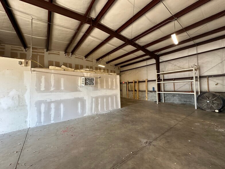 More Photos Of 2164 Platinum Rd, Apopka Light Distribution For Lease