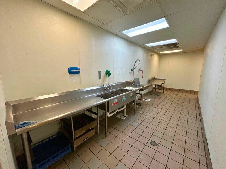 More Photos Of 648 S Neosho Blvd, Neosho Restaurant For Lease