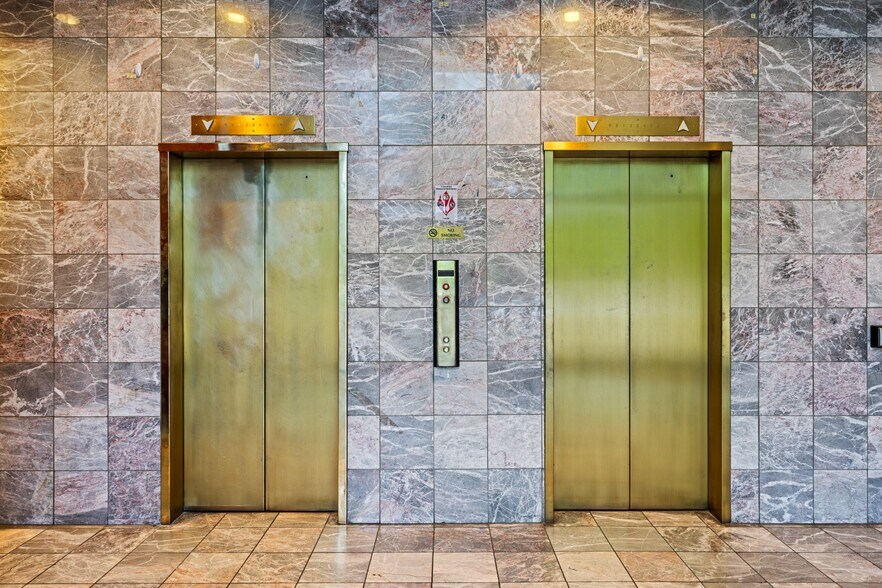 More Photos Of 222 S Sidney Baker St, Kerrville Office For Sale