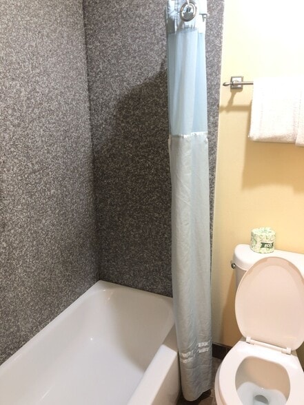 More Photos Of 600 W Palestine St, Mexia Hotel For Sale