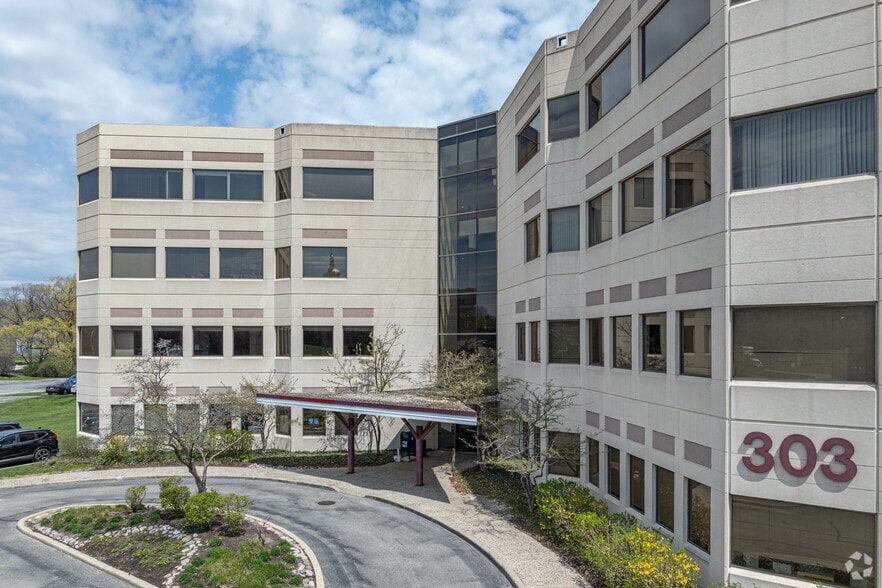 More Photos Of 300 & 303 E Army Trail Road, Bloomingdale Medical For Lease