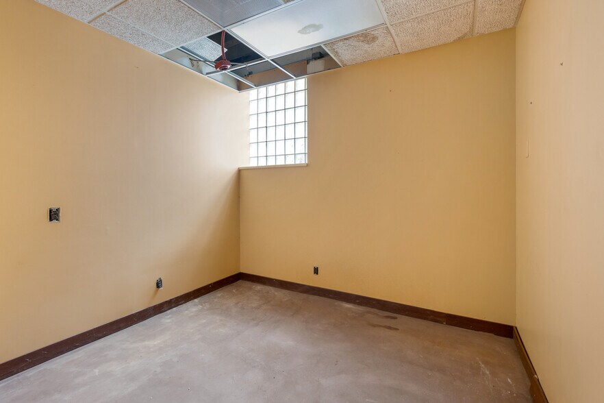 More Photos Of 9870 Derby Ln, Westchester Loft Creative Space For Sale