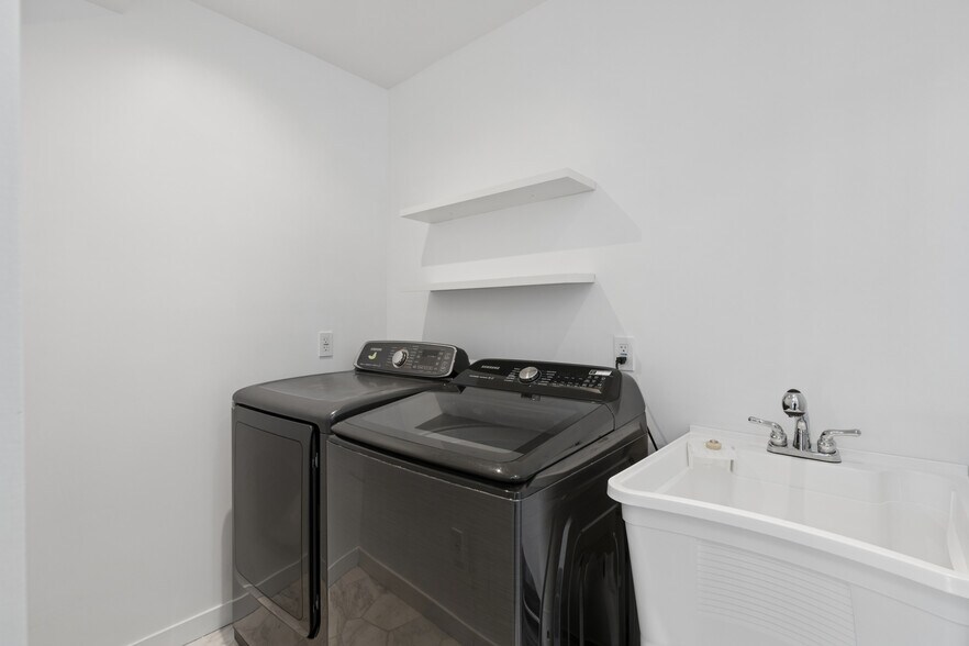 More Photos Of 1317 Cabrillo Ave, Venice Flex For Sale