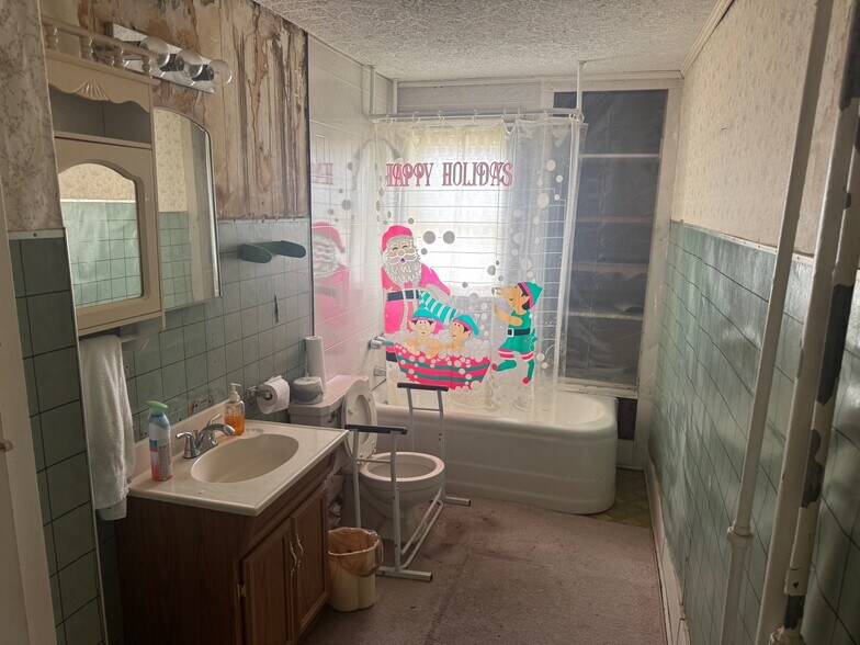 More Photos Of 223 N Main St, Dickson Flex For Sale