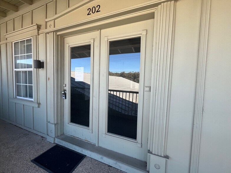 More Photos Of 7500 W Highway 71, Austin Office For Lease