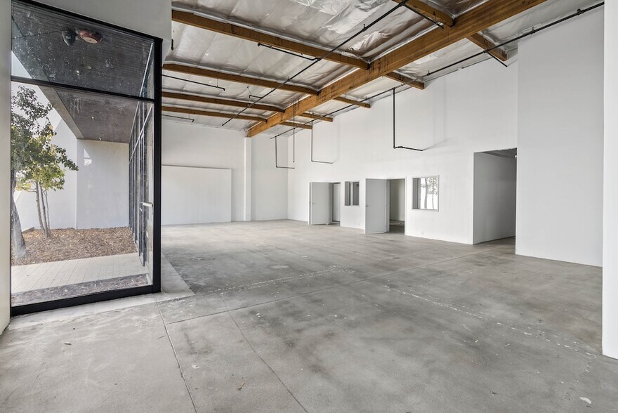 More Photos Of 8950-8954 Lurline Ave, Chatsworth Light Manufacturing For Lease