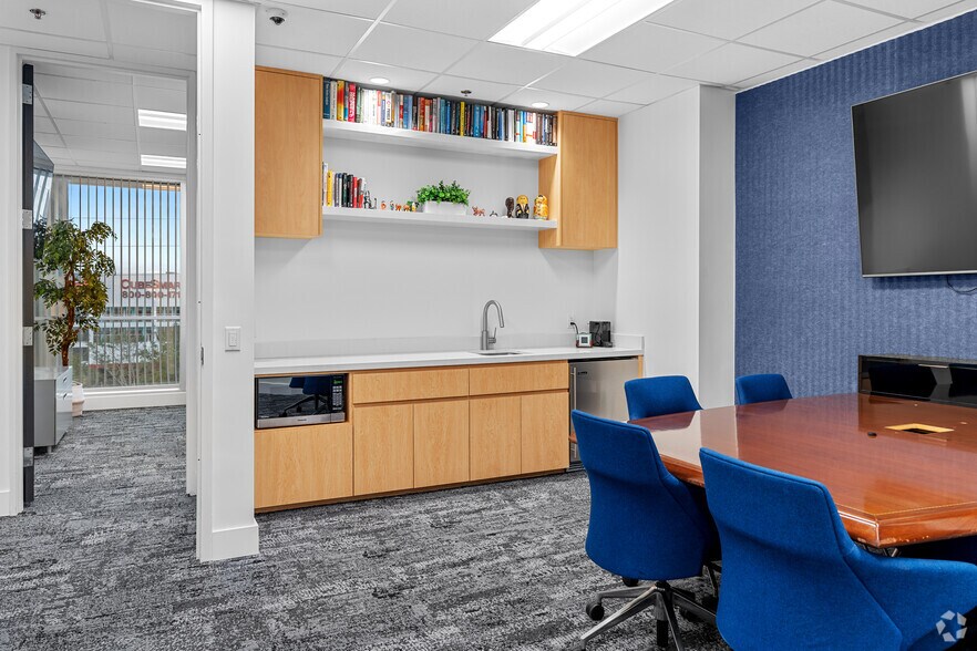 More Photos Of 19495 Biscayne Blvd, Aventura Office For Lease
