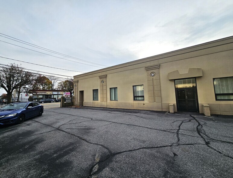 More Photos Of 166 E Jericho Tpke, Mineola Office For Lease