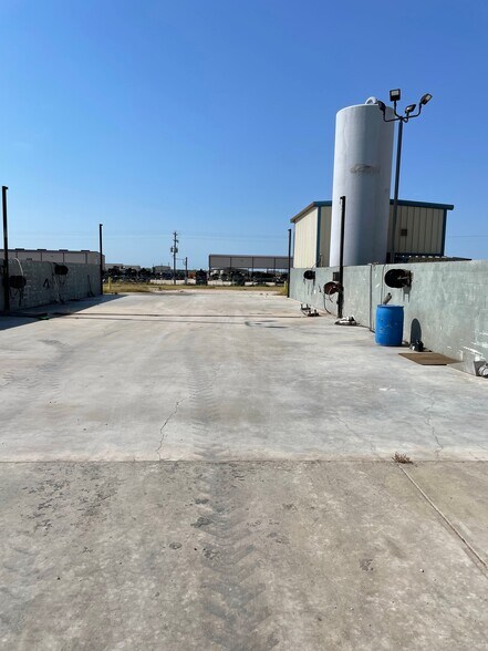 More Photos Of 586 County Road 429, Pleasanton Industrial For Sale