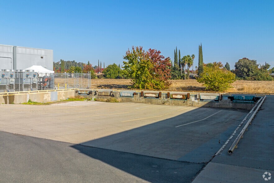 More Photos Of 1985 W Olive Ave, Merced Warehouse For Lease