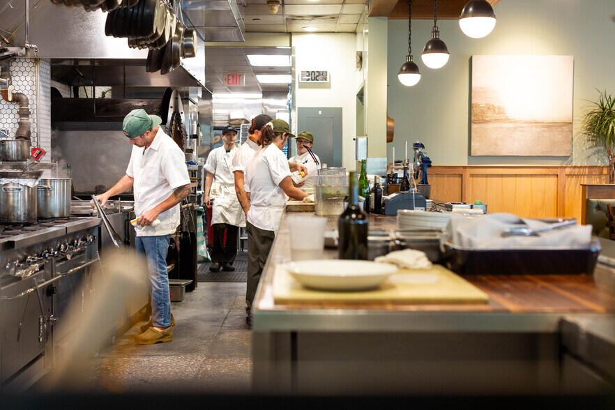 More Photos Of 2032-2050 Dunlavy St, Houston Restaurant For Sale