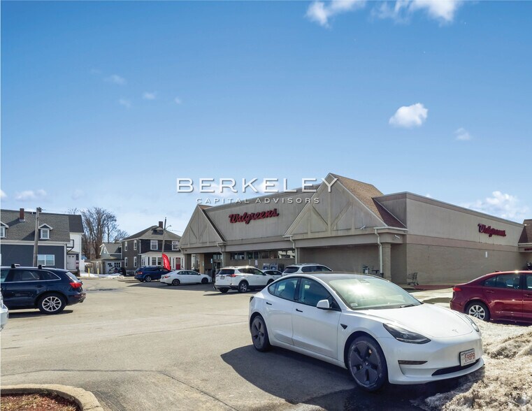 More Photos Of 54 Elliott St, Beverly Drugstore For Sale