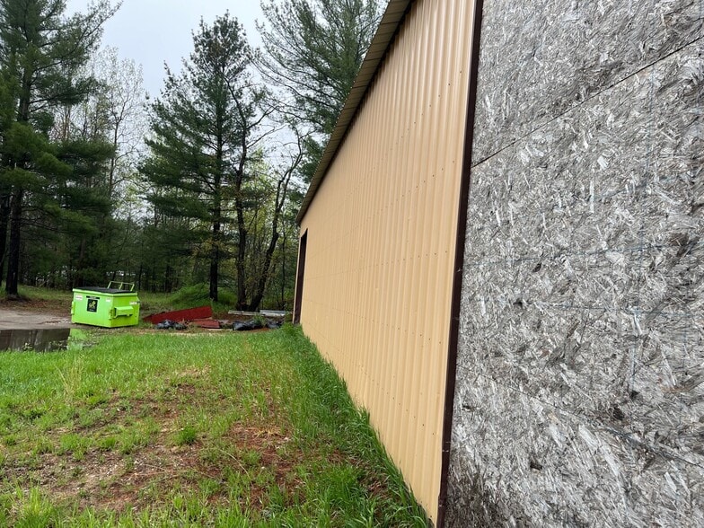 More Photos Of 404 S Park Dr, Kalkaska Warehouse For Lease