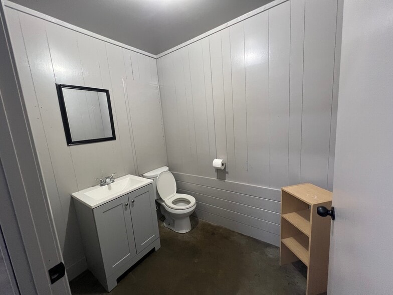 More Photos Of 585 Old Georgia Rd, Moore Warehouse For Lease
