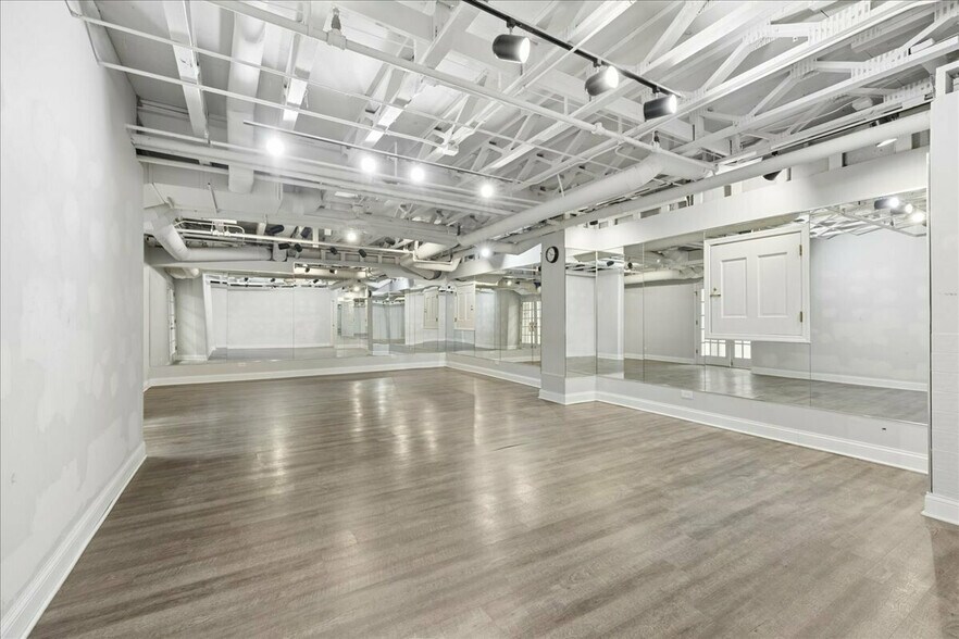 More Photos Of 509 W Old Northwest Highway, Barrington Office Residential For Lease