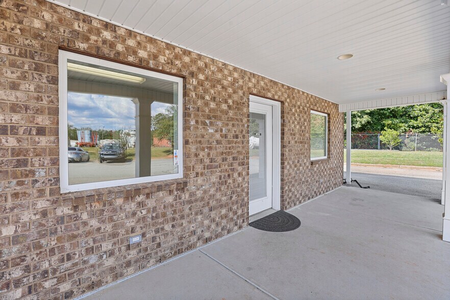 More Photos Of 477 Corinth Rd, Newnan Warehouse For Lease