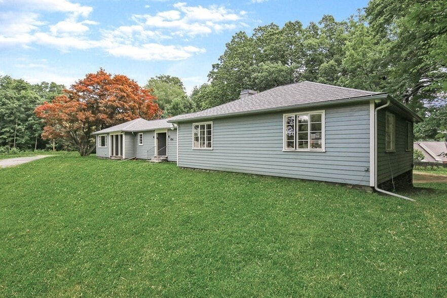 More Photos Of 538 Hartford Tpke, Shrewsbury Showroom For Sale
