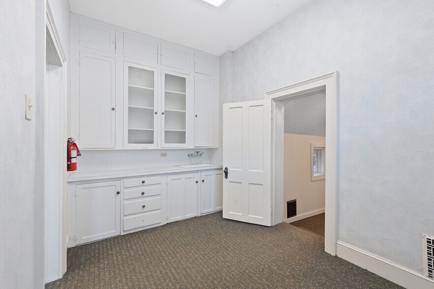 More Photos Of 1015 E Center St, Warsaw Office For Sale