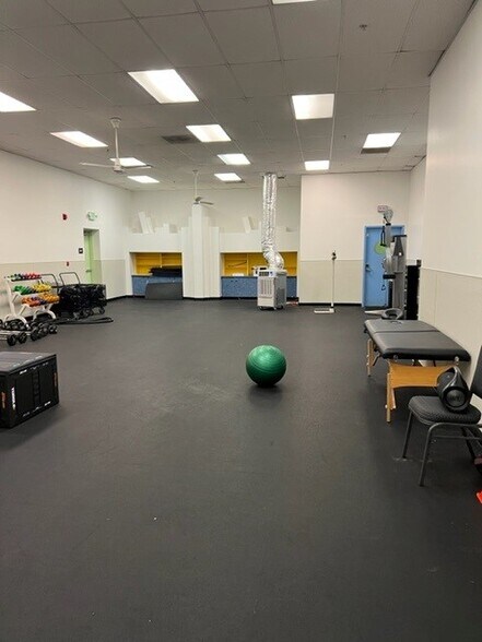 More Photos Of 5858 Warner Ave, Huntington Beach General Retail For Sale