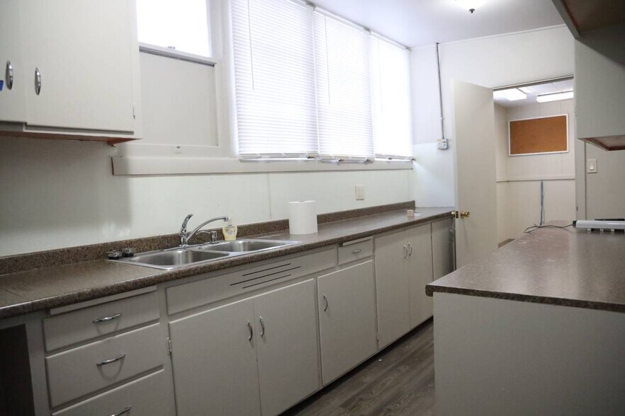 More Photos Of 809 Edgewater St NW, Salem Distribution For Lease