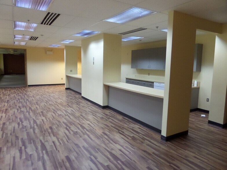 More Photos Of 1685 Valley Center Pky, Bethlehem Office For Lease