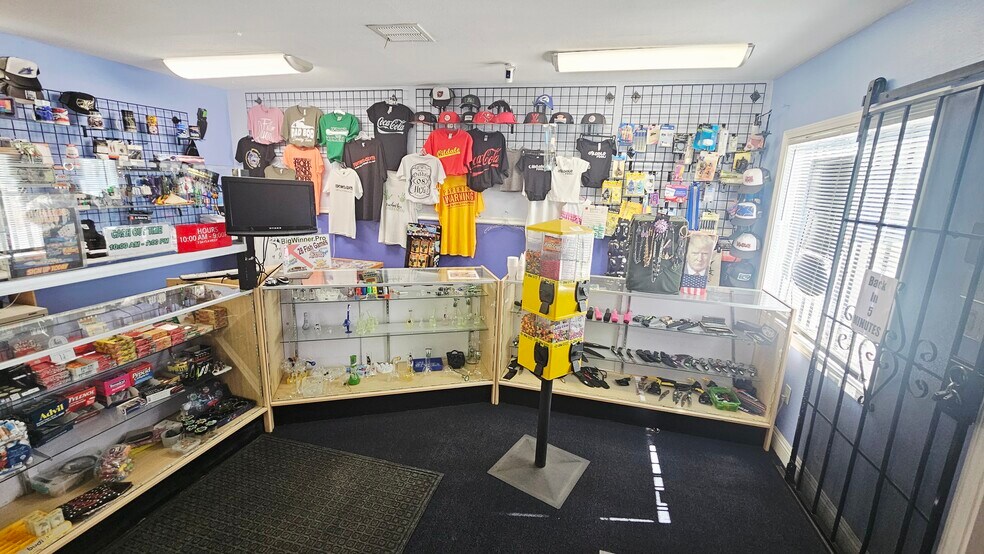 More Photos Of 306-308 Roberts Ln, Bakersfield Storefront Retail Residential For Sale