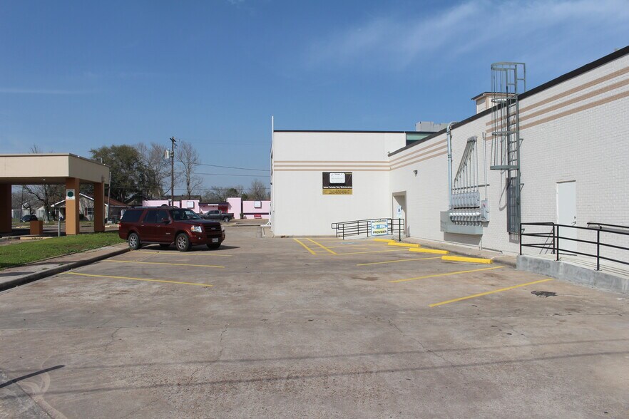 More Photos Of 302 W Defee Ave, Baytown Specialty For Sale