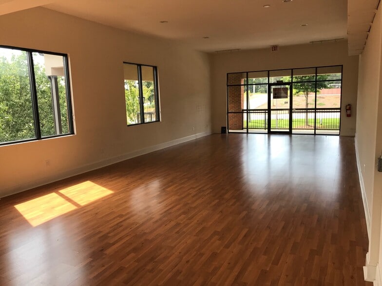 More Photos Of 2436 E University Dr, Auburn Storefront Retail Office For Lease