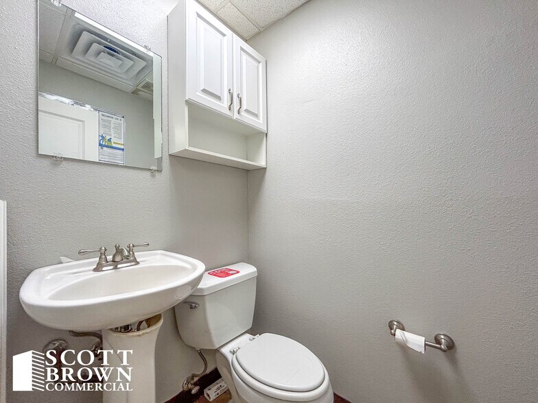 More Photos Of 638 Londonderry Ln, Denton Medical For Lease