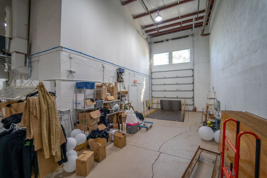 More Photos Of 1095 Business Ln, Naples Showroom For Sale
