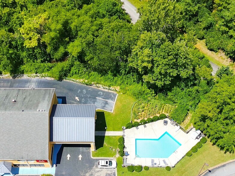 More Photos Of 634 David St, Centerville Hotel For Sale