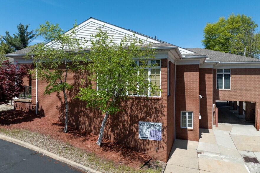 More Photos Of 1037 N Main St, Akron Office For Lease