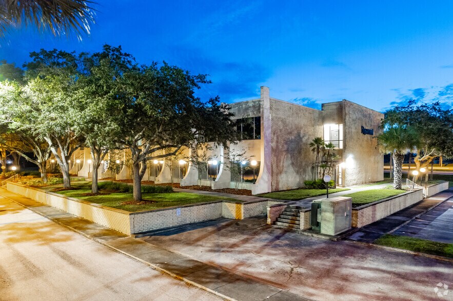 More Photos Of 5104 N Orange Blossom Trl, Orlando Office Residential For Lease