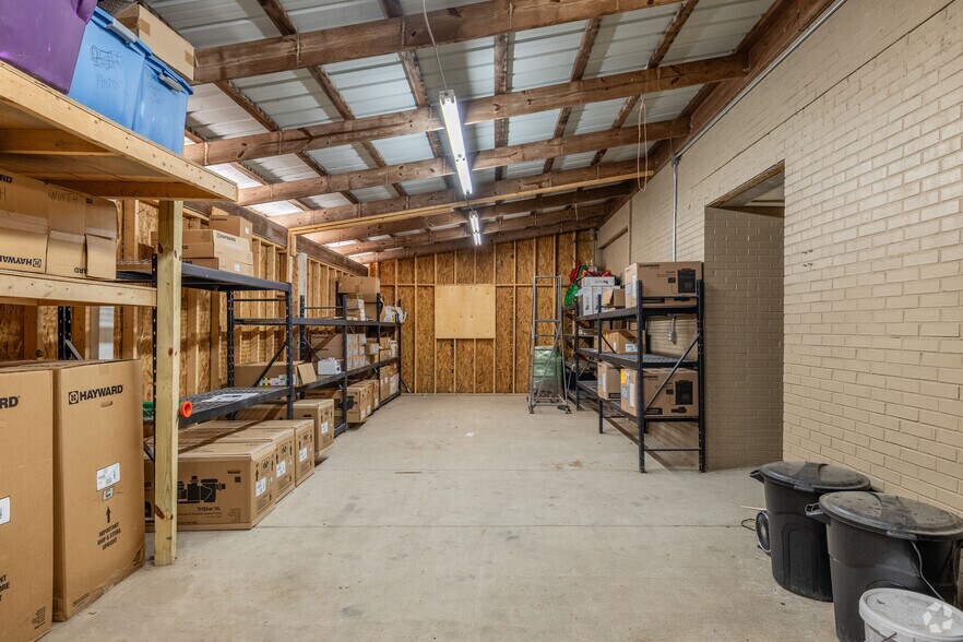 More Photos Of 2526-2530 Duplex Rd, Spring Hill Showroom For Sale