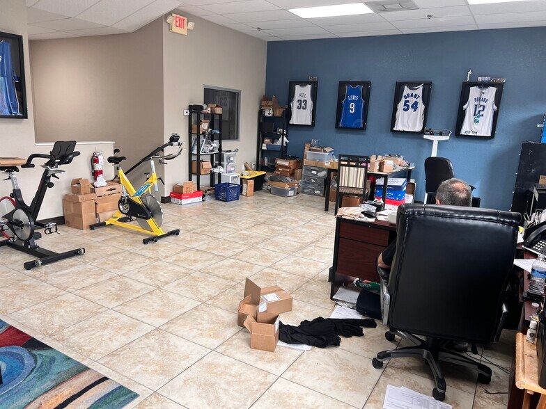 More Photos Of 6881 Kingspointe Pky, Orlando Flex For Lease