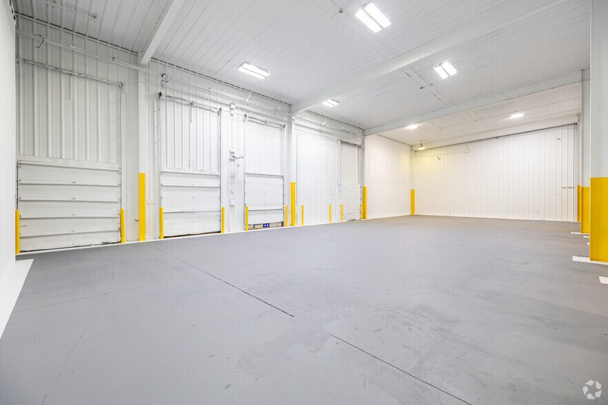 More Photos Of 4206 Mercantile Ave, Naples Distribution For Lease