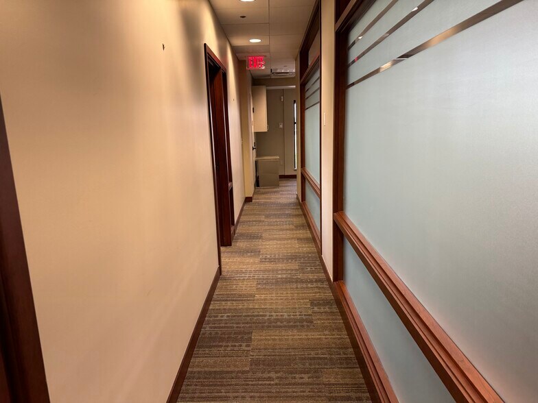 More Photos Of 109 Veterans Pky, Yorkville Office For Lease