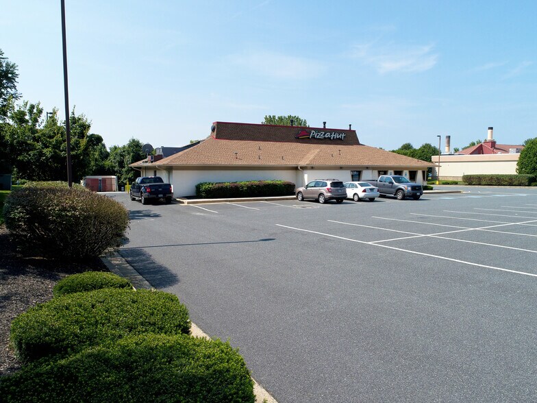 More Photos Of 5 Newport Dr, Forest Hill Restaurant For Lease