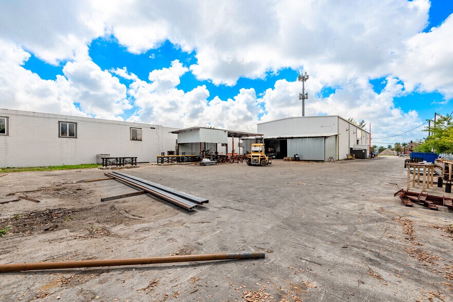 More Photos Of 2250 NW 77th Ter, Miami Warehouse For Lease