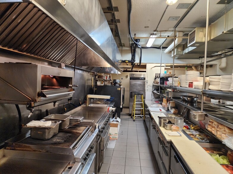More Photos Of 10 Byward Market Square, Ottawa General Retail For Lease