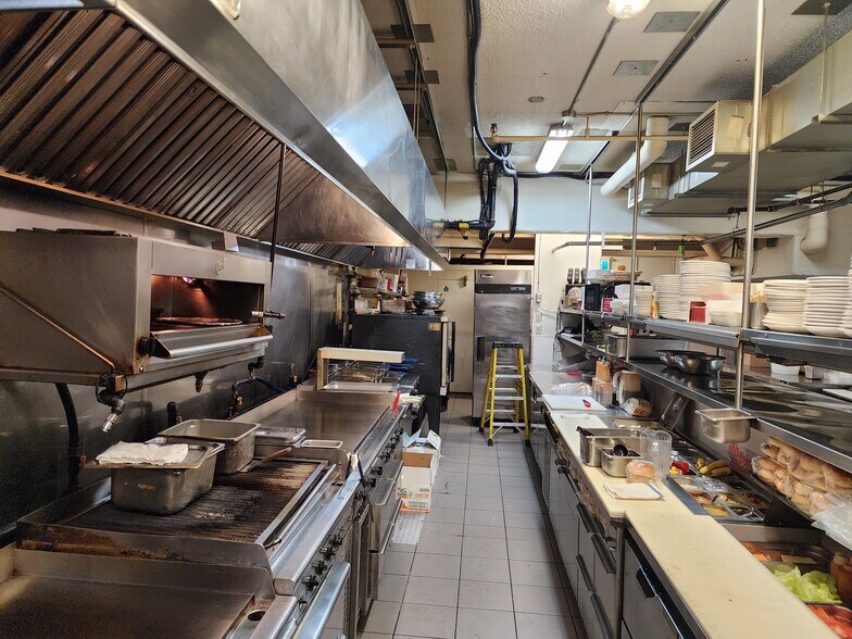 More Photos Of 2-10 By Ward Market Sq, Ottawa Storefront For Lease