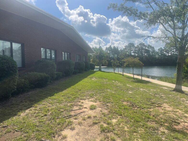 More Photos Of 716 Lakeside Dr W, Mobile Office For Lease