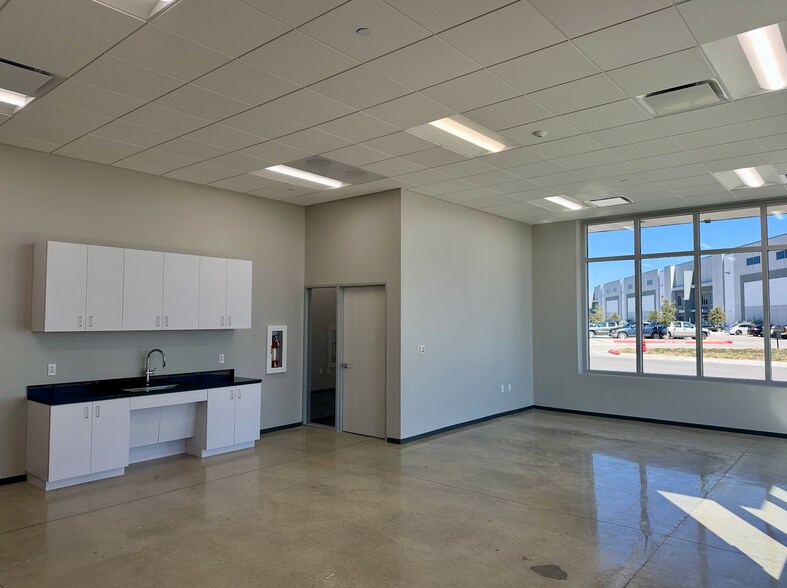 More Photos Of 2605 Dewitt St, Lockhart Distribution For Lease