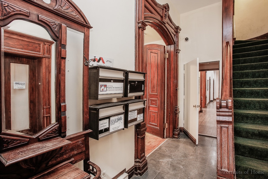 More Photos Of 16 W Ontario St, Chicago Storefront Retail Office For Lease