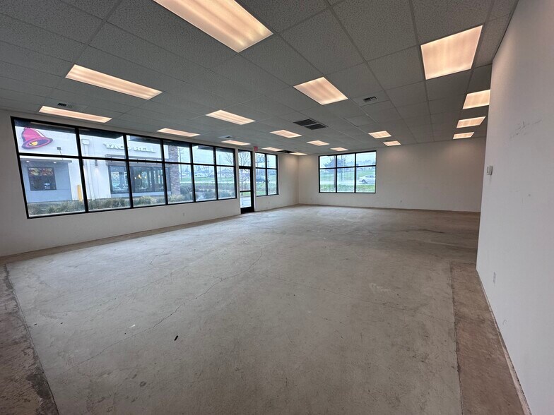 More Photos Of 104 Clover Leaf Loop, Sutherlin Storefront For Lease