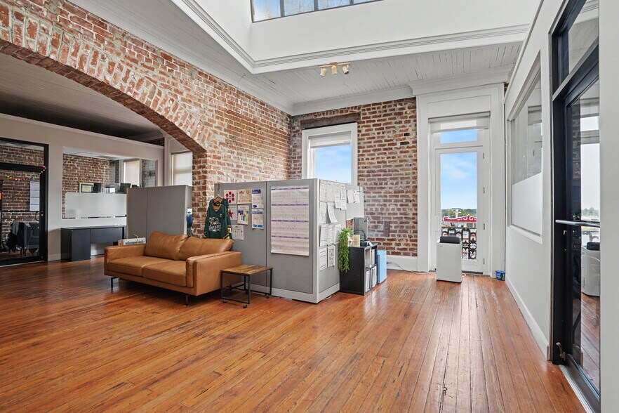 More Photos Of 12 E Bay St, Savannah Storefront Retail Office For Lease