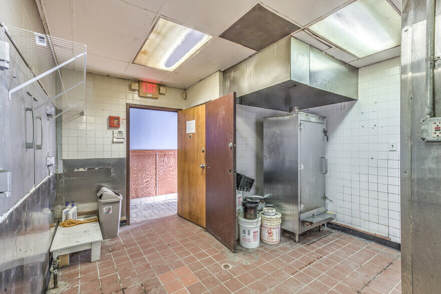 More Photos Of 6125 Natural Bridge Ave, Saint Louis Bar For Lease