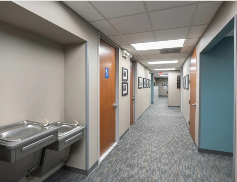 More Photos Of 17000 W Ten Mile Rd, Southfield Office For Sale