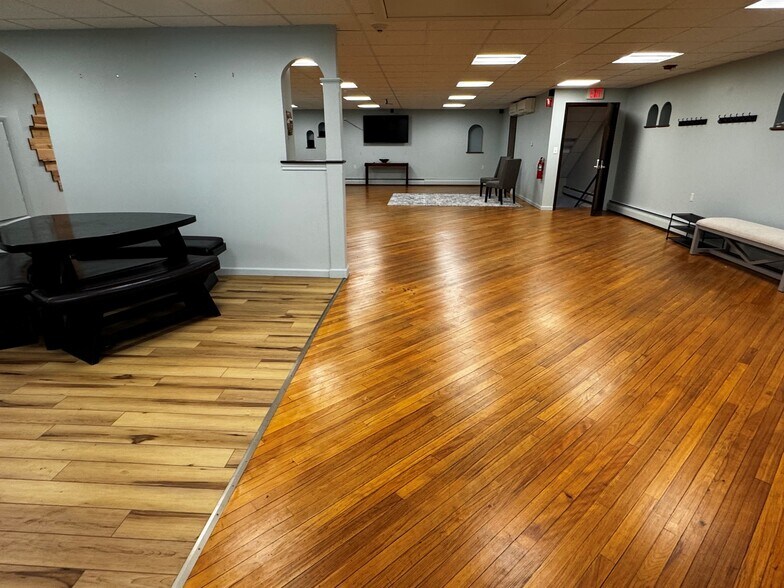 More Photos Of 70 Ridge Rd, Ontario Showroom For Lease